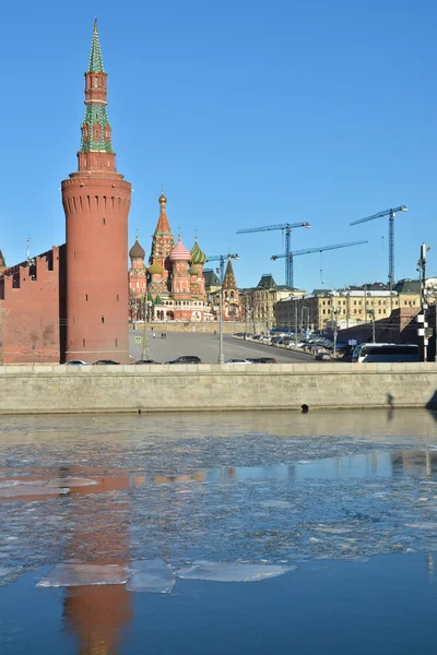 Kreml och Moskva floden. — Stockfoto