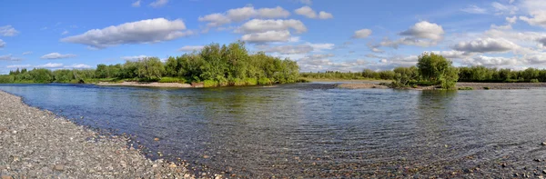 Panoramische Flusslandschaft im polaren Ural. — Stockfoto