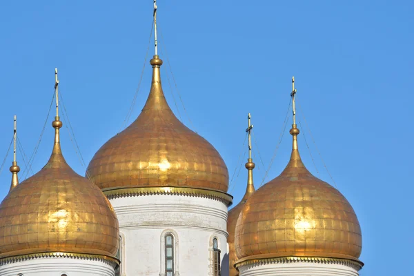 Dômes d'or des églises orthodoxes du Kremlin de Moscou . — Photo