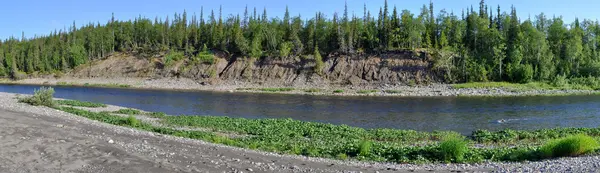 Paisagem fluvial panorâmica nos Urais polares . — Fotografia de Stock