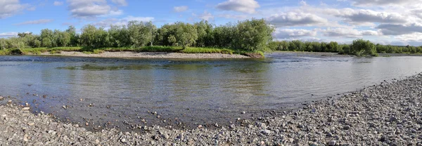 Paysage fluvial panoramique dans l'Oural polaire . — Photo