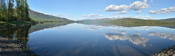 Panoramy. Jezioro w płaskowyżu Putorana. — Zdjęcie stockowe