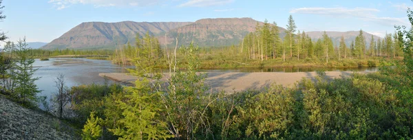 Panorama. Il fiume sull'altopiano di Putorana . — Foto Stock