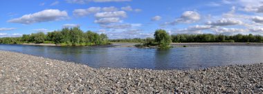 Panoramik nehir manzara polar Urallarda. 
