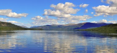 Panorama dağ gölleri Putorana Plato üzerinde. 