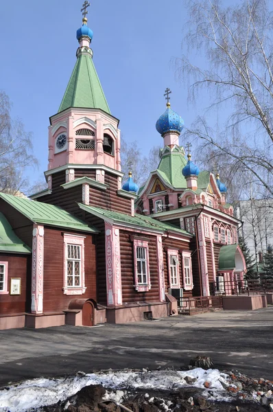 Orthodoxe Holzkirche im Frühling. — Stockfoto