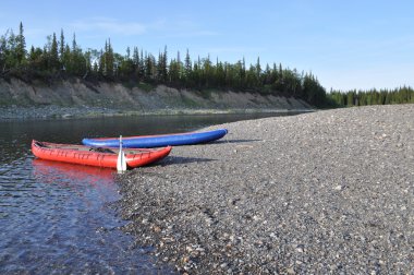 kayaks gonflables sur les rivières de taïga de rive. 