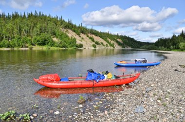 kayaks gonflables sur les rivières de taïga de rive. 