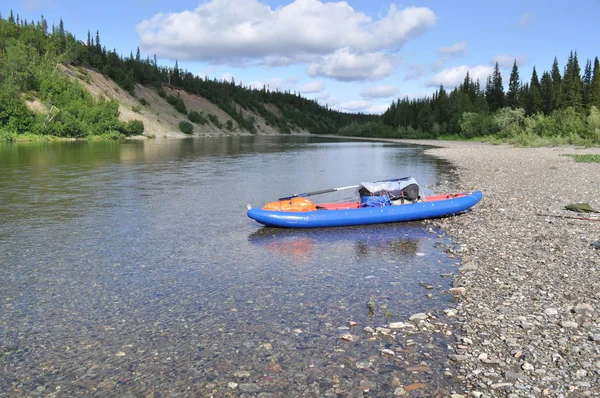 kayaks gonflables sur les rivières de taïga de rive. 