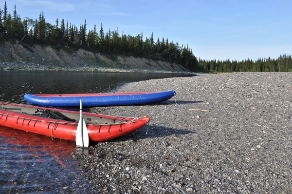 Kayaks inflables en la orilla de los ríos taiga . — Foto de Stock