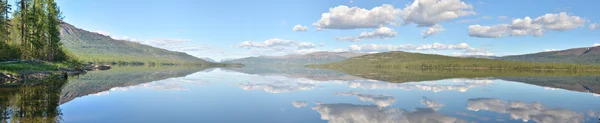 パノラマ。プトラナ高原の湖. — ストック写真