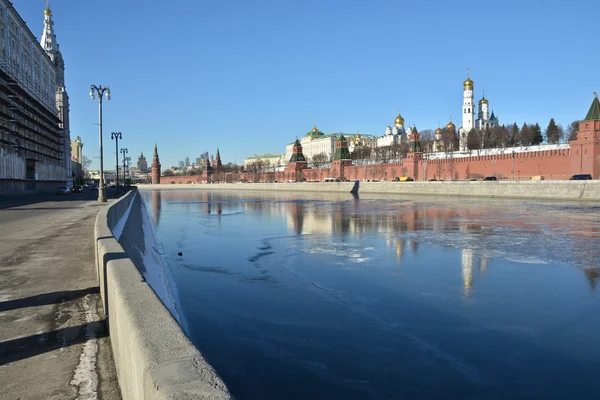 Kremlin Embankment em Moscou . — Fotografia de Stock