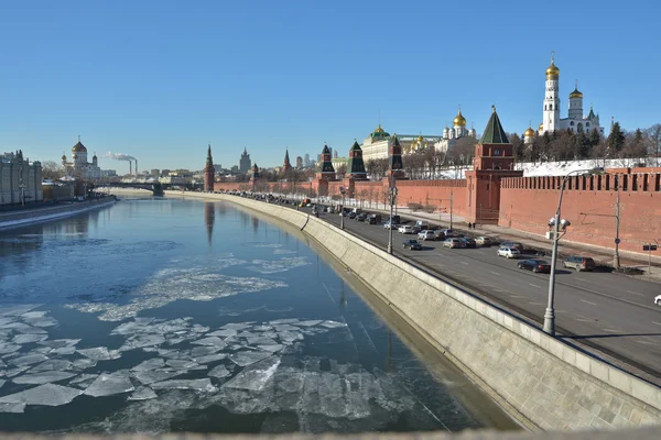 Kremlin embankment in winter. — Stock Photo, Image