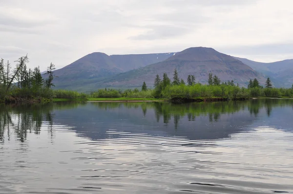 Rivière Muksun, le plateau du Putorana . — Photo