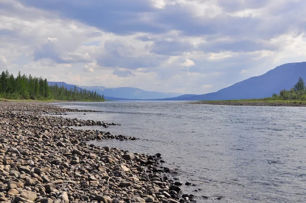 Rivier Muksun, het Putorana-plateau. — Stockfoto