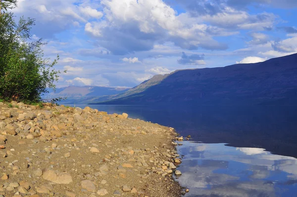 Psí jezero, plató Putorana. — Stock fotografie