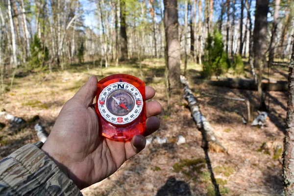 Mit dem Kompass auf Wanderschaft. — Stockfoto