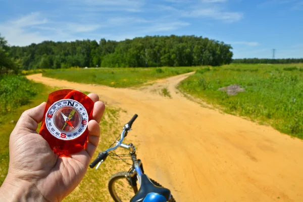 Med kompass på en promenad. — Stockfoto