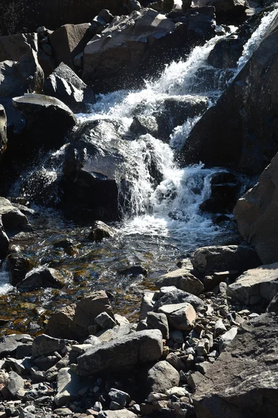 Wasserfall auf dem Putorana-Plateau. — Stockfoto