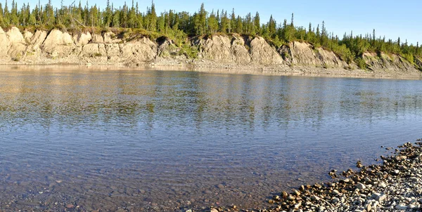 Panoramalandschaft des wilden Flusses im Ural. — Stockfoto