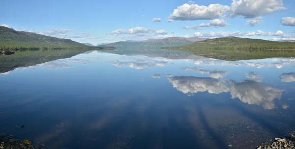 Panorama. Lago no planalto de Putorana . — Fotografia de Stock