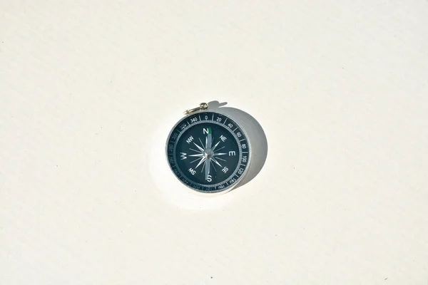 Bússola magnética sobre um fundo branco . — Fotografia de Stock