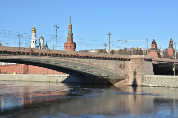 Кремль набережна в Москві. — стокове фото