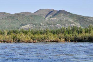 Peyzaj: dağlar, gökyüzü, nehir.