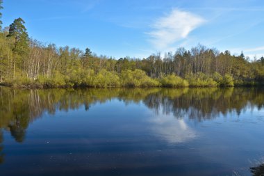 Mayıs günü Nehri üzerinde. 