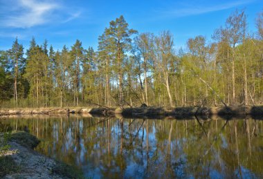 Mayıs günü Nehri üzerinde. 