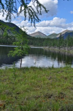 bir göl ve dağ boyunca manzara.