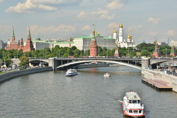 Embarcação de prazer perto do Kremlin de Moscou . — Fotografia de Stock