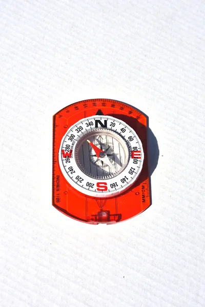 Magnetisk kompass på en vit bakgrund. — Stockfoto