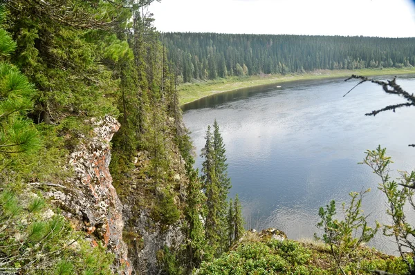 Der Blick auf den Fluss shchugor auf dem Gipfel. — Stockfoto