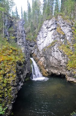 Kayalıklardaki şelale. 