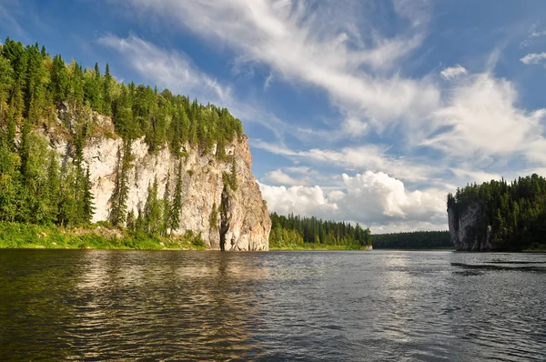 Rochers sur la rivière Schugor dans la République Komi . — Photo