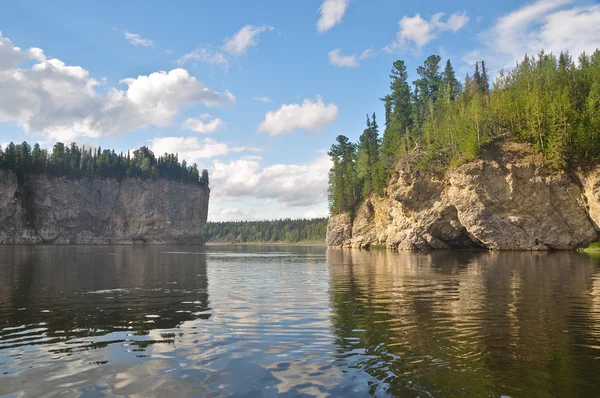 Rochers sur la rivière Schugor dans la République Komi . — Photo