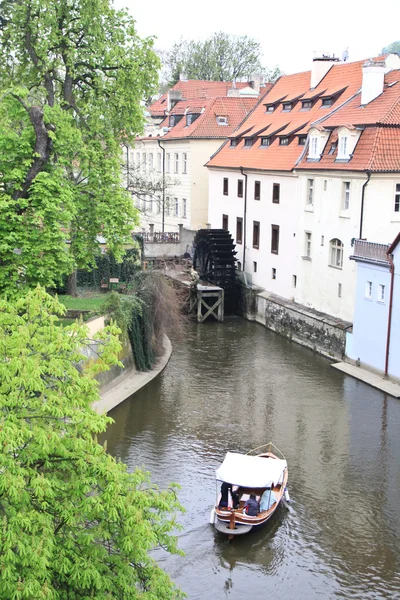 Lente kanalen in Praag. — Stockfoto