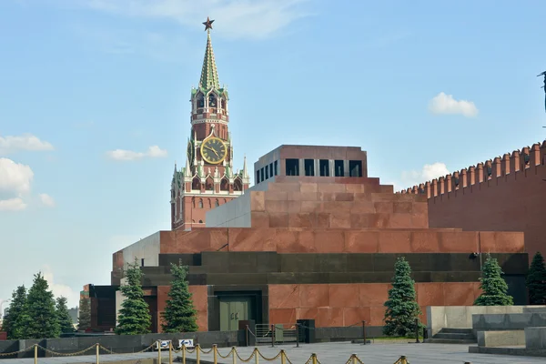 Lenin'in Mozolesi ve işçinin Kremlin kule. 