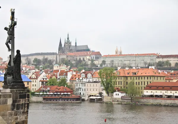 Praha, nábřeží Vltavy. — Stock fotografie