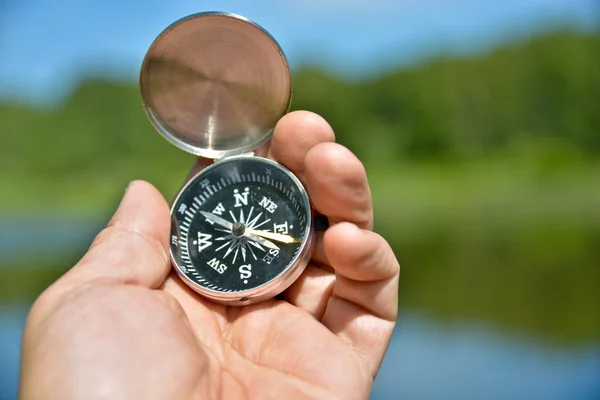 Magnetický kompas v rukou cestovatel. — Stock fotografie