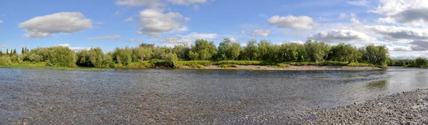 Panoramische Flusslandschaft im polaren Ural. — Stockfoto