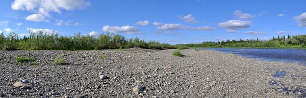 Paisaje panorámico del río en los Urales polares . — Foto de Stock