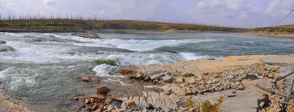 Rotsachtige stroomversnellingen op een noordelijke rivier. — Stockfoto