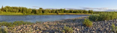 Panoramik nehir manzara polar Urallarda. 