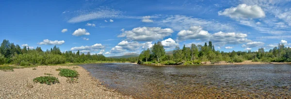 Panorama de la rivière dans le parc national "Yugyd VA ". — Photo