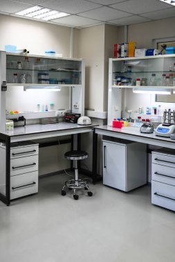 Modern bir laboratuvarın içinde. Bilimsel biyolojik araştırmalar için odadaki mobilya, ekipman ve cihazlar.