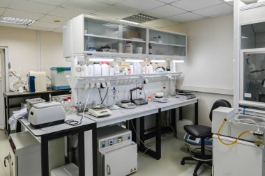 Modern bir laboratuvarın içinde. Bilimsel biyolojik araştırmalar için odadaki mobilya, ekipman ve cihazlar.