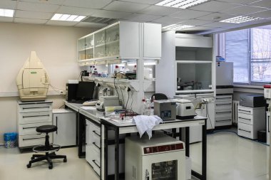 Modern bir laboratuvarın içinde. Bilimsel biyolojik araştırmalar için odadaki mobilya, ekipman ve cihazlar.