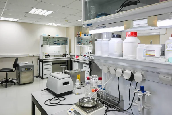 Modern Bir Laboratuvarın Içinde Bilimsel Biyolojik Araştırmalar Için Odadaki Mobilya — Stok fotoğraf